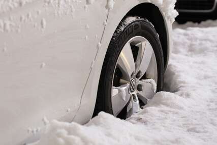 Od danas obavezna zimska oprema: Pročitajte savjete kako da bezbrižno vozite u zimskim uslovima
