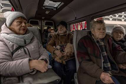RATNI HOROR U HERSONU Ukrajinski zvaničnici pomažu evakuaciju građana