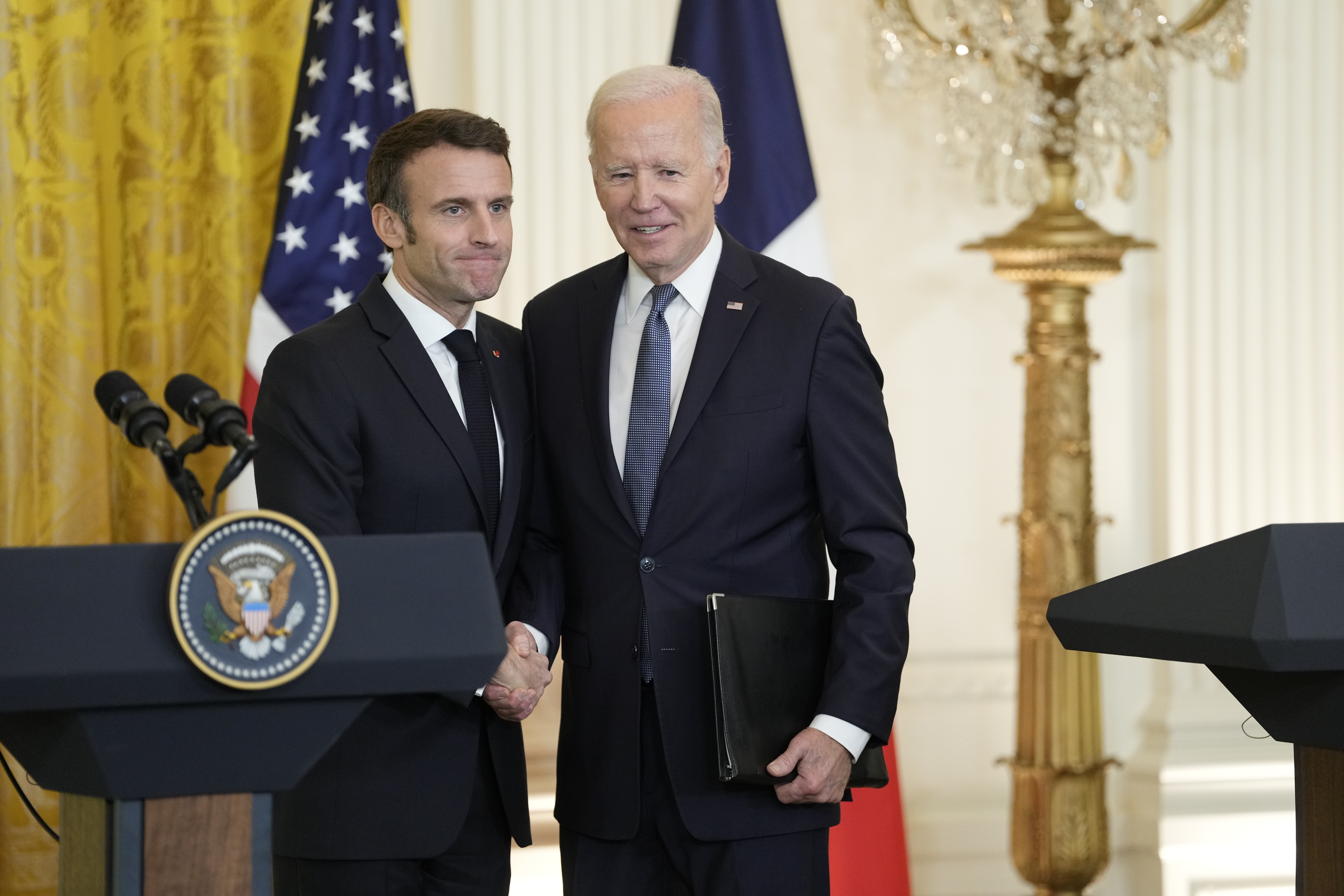 Biden i Macron obećali da će Rusiju smatrati odgovornom za 'ratne zločine' u Ukrajini