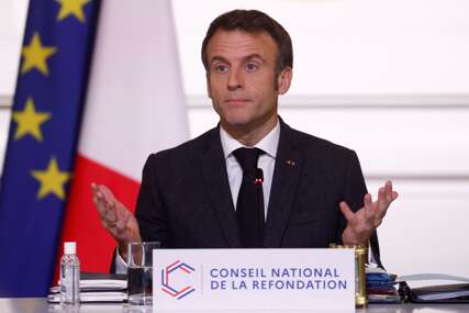 Macron: Francuska će biti "nepokolebljiva" u zabrani dugih mantila u školama