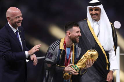 Zašto je Messi u crnom ogrtaču podigao pehar prvaka svijeta?