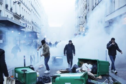 Neredi na mjestu pucnjave u Parizu, policija ispalila suzavac