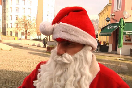 Tužna poruka tuzlanskog Djeda Mraza: Hodam, a nema djece, nema nikoga...