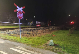 Željeznička nesreća u Hrvatskoj: Voz naletio na automobil i ubio jednu osobu