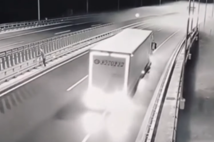 Jeziv snimak iz Pirota: Oblak amonijaka širi se mostom, ljudi bježe, kamioni idu u rikverc