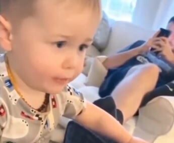 Mama objasnila sinčiću da se u njenom stomaku nalazi beba, dječakova reakcija obišla je planetu (VIDEO)