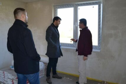 Gradonačelnik Brčko distrikta obišao radove: Izdvojeno oko 400.000 maraka za stambeno zbrinjavanje Roma