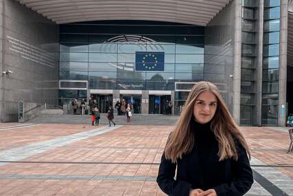 19-godišnja Nudžejma Karajić iz Velike Kladuše u Evropskom parlamentu predstavljala Bosnu i Hercegovinu