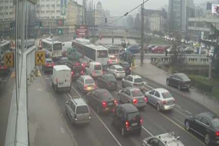 (FOTO) Strašne gužve u Sarajevu zbog teške saobraćajne nesreće