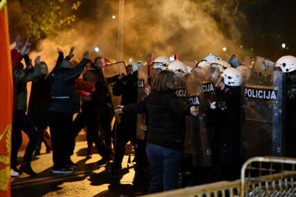 HAOS U PODGORICI Demonstranti gađali policiju, ona uzvratila biber sprejom i šok bombama (VIDEO)