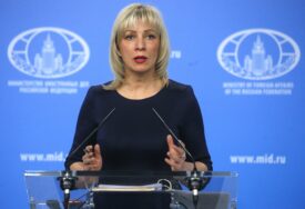 Zaharova: NATO opskrbljuje Prištinu oružjem i pravi joj vojsku