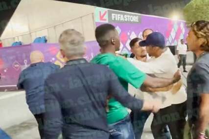Samuel Eto‘o koljenom u glavu udario čovjeka koji ga je snimao, fudbalska javnost zgrožena
