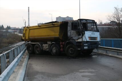Na Kosovu zapaljena dva kamiona na barikadi kod Dudinog Krša