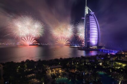 Dubai: Vatromet i svjetlosni šou sa Burj Khalife ostavili posmatrače bez daha