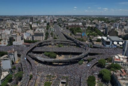 OVO TREBA ZASLUŽITI Preko milion Argentinaca u Buenos Airesu dočekuje šampione iz Katara (FOTO+VIDEO)