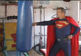 Ima 74 godine, zovu ga Superman: Diplomirao je prošle godine, a ove se prijavio da služi vojsku