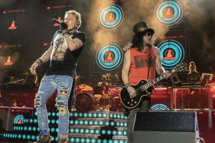 Pogodio je mikrofonom u glavu: Obožavateljica Guns N' Rosesa završila s modricama