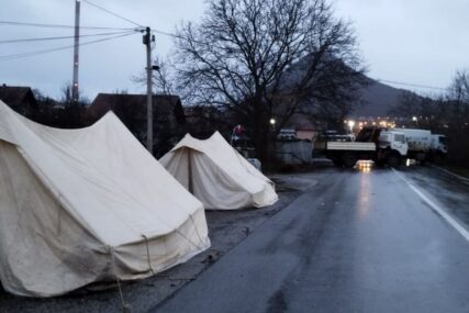 Sjever Kosova i dalje blokiran, noć na barikadama protekla mirno