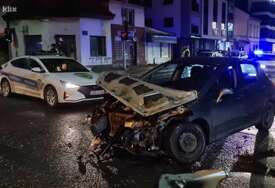 Teška saobraćajna nesreća u Brčkom: Prošao kroz crveno, udario u dva automobila pa završio na krovu