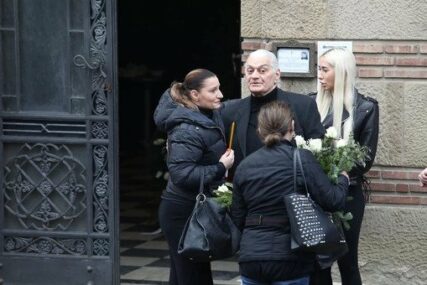 Crvene ruže za unuka od bake i djeda: Danas sahrana Milana Radulovića Laće