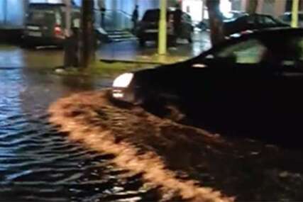 Gacko pod vodom: Glavna saobraćajnica pretvorena u rijeku (Video)