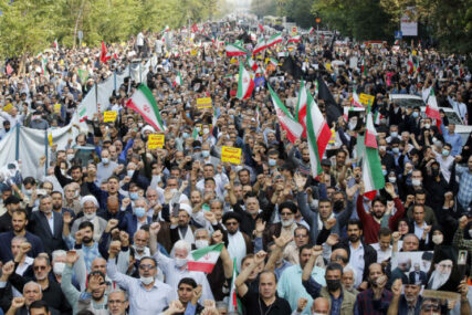 The Guardian: Iranske snage pucaju ženama na protestima u genitalije