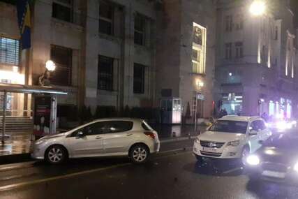 Potvrđeno za Bosnainfo: Sudar tri automobila u centru Sarajeva, jedna osoba zatražila ljekarsku pomoć