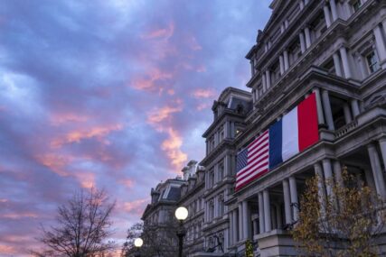 Ekološki aktivisti nakratko blokirali parišku aveniju Champs Elysees