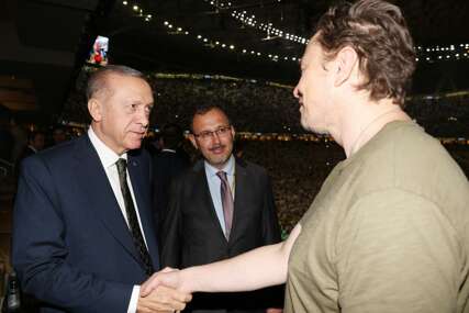 Neobična situacija, Erdogan nije htio pustiti ruku Elona Muska: Pogledajte video