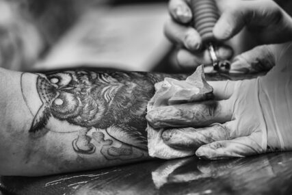 Naučnici došli do ZABRINJAVAJUĆEG OTKRIĆA:  Svi koji su se tetovirali imaju veće šanse dobiti opaku bolest
