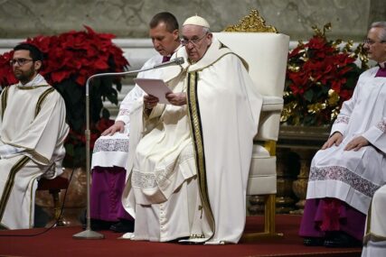 Papa Franjo predvodio ponoćku u bazilici Svetog Petra u Rimu