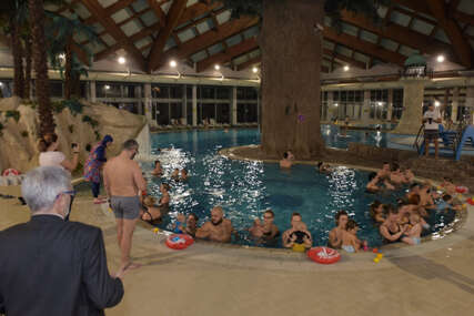 U Općini Centar uručene kartice za besplatnu obuku plivanja za 50 beba