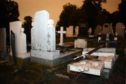 BIZARNA NESREĆA Yugom proletio u groblje i zakucao se u spomenik (FOTO)