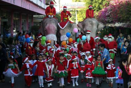 U Tajlandu Djed Mraz dijeli poklone na slonu