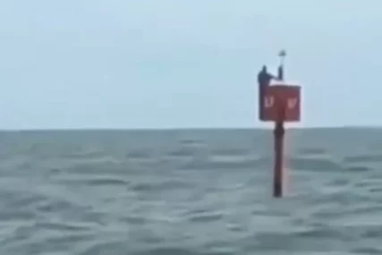 Preživio dva dana na otvorenom moru držeći se za bovu (VIDEO)