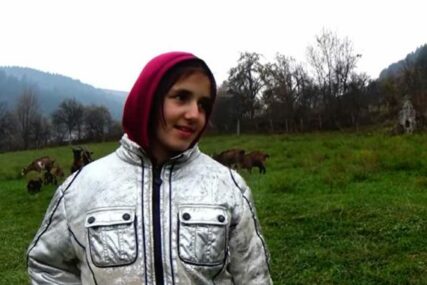 Ajla (11) dok čuva koze naučila Jasin napamet