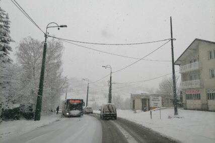 Stanje na cestama: Vozite oprezno, snijeg se zadržava na cestama