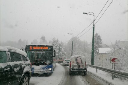 Stanje na putevima: Snijeg na nekoliko putnih pravaca otežava vožnju