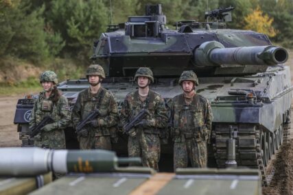 Francuska i Njemačka potpisale ugovor o zajedničkoj proizvodnji borbenih tenkova
