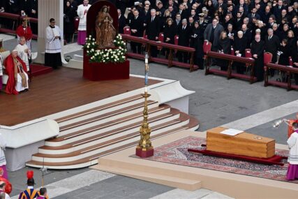 Sahranjen papa Benedikt XVI: Stotine hiljada vjernika oprostilo se od Božjeg rotvajlera