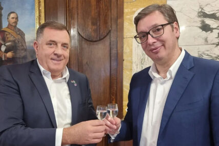 VIŠE IM NE CVJETAJU RUŽE Zašto Vučić nije otišao kod Dodika na proslavu neustavnog dana RS-a?