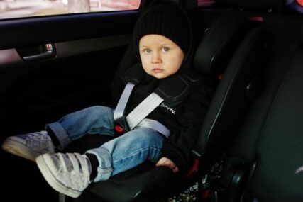 Zašto je opasno da djeca u autosjedalicama budu u zimskim jaknama?