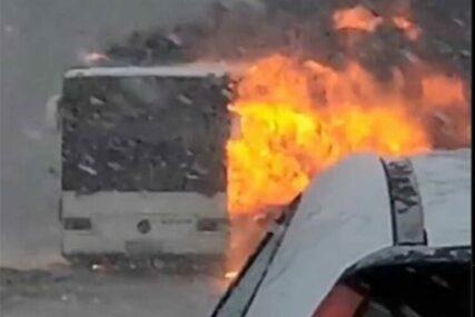 Stravične scene na putu kod Bečeja: Zapalio se autobus tokom vožnje (Video)