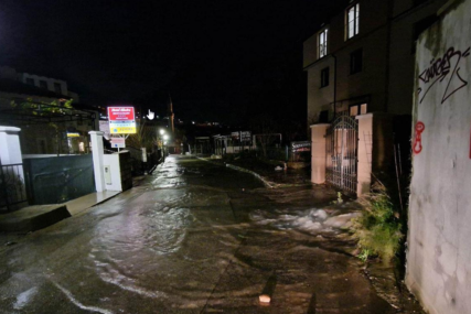 U Mostaru se izlila Radobolja, ulice pod vodom