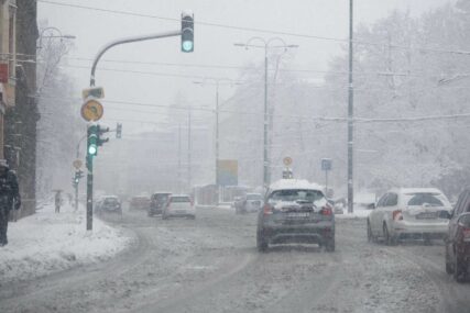 STANJE NA PUTEVIMA Vozi se usporeno zbog snijega na cestama