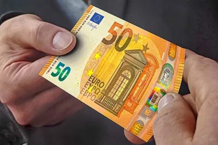 Dolar oštro pao, euro ojačao
