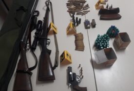 Banjalučanka prijetila komšiji i policiji: Oduzeti joj puška, revolver, bombe...