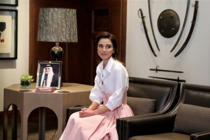Kraljica Rania pokazala kako se modni minimalizam može spojiti sa luksuzom