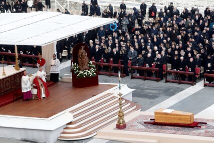 Ispraćaj bivšeg poglavara Katoličke crkve: Benedikta XVI ispraća više od 120 kardinala
