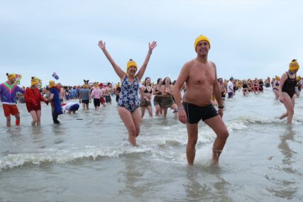 Novogodišnje kupanje u hladnom moru okupilo 5.000 Belgijanaca